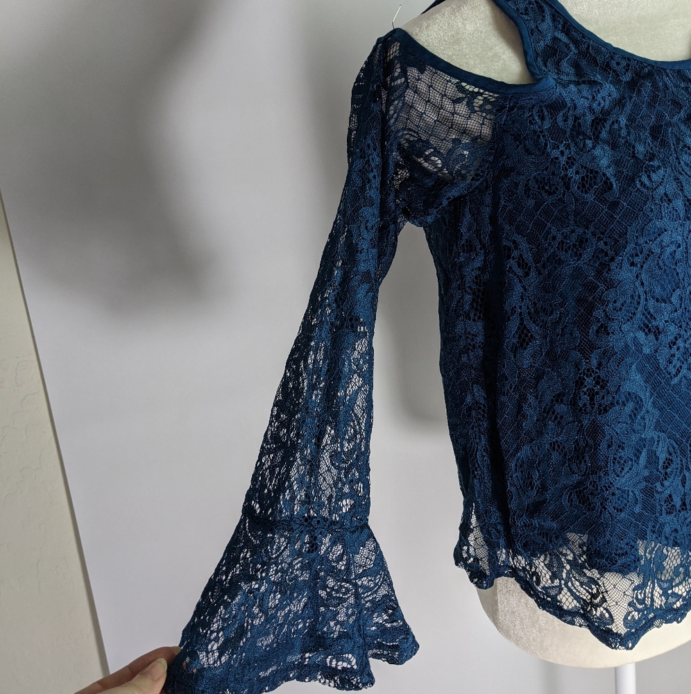 💥NWT Hollister lace cold shoulder bell sleeve top - Picture 2 of 7